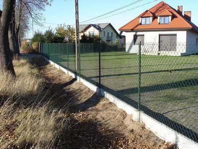 Обозначаем пределы участка: прочный забор из сетки-рабицы
